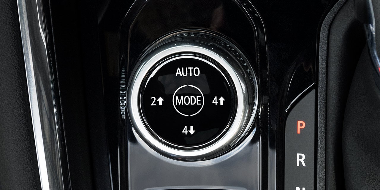 Close-up view of the Selectable Drive Modes knob inside the 2026 GMC Canyon.