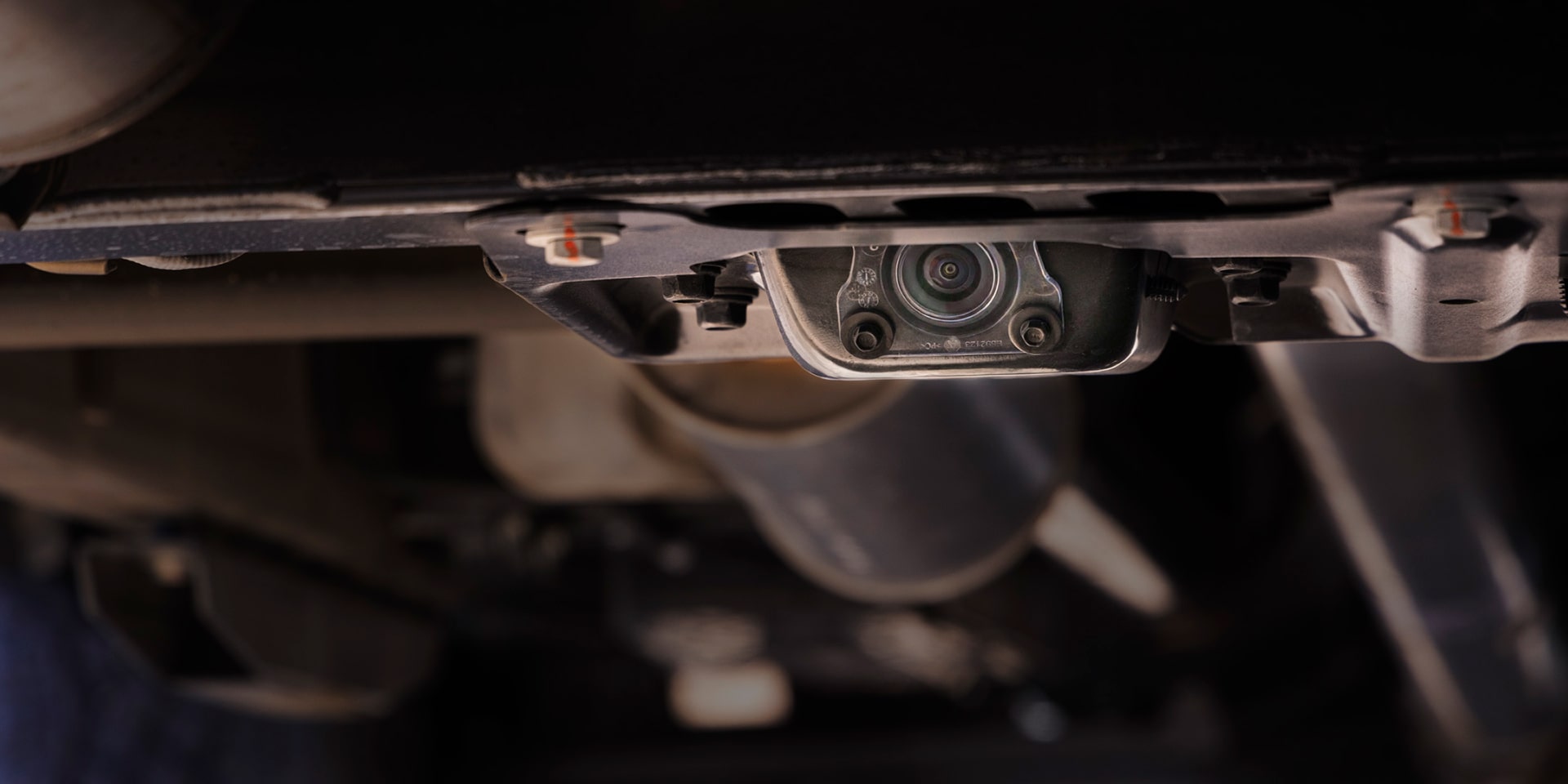 Vue sous le véhicule montrant un composant de la transmission du GMC Sierra 1500