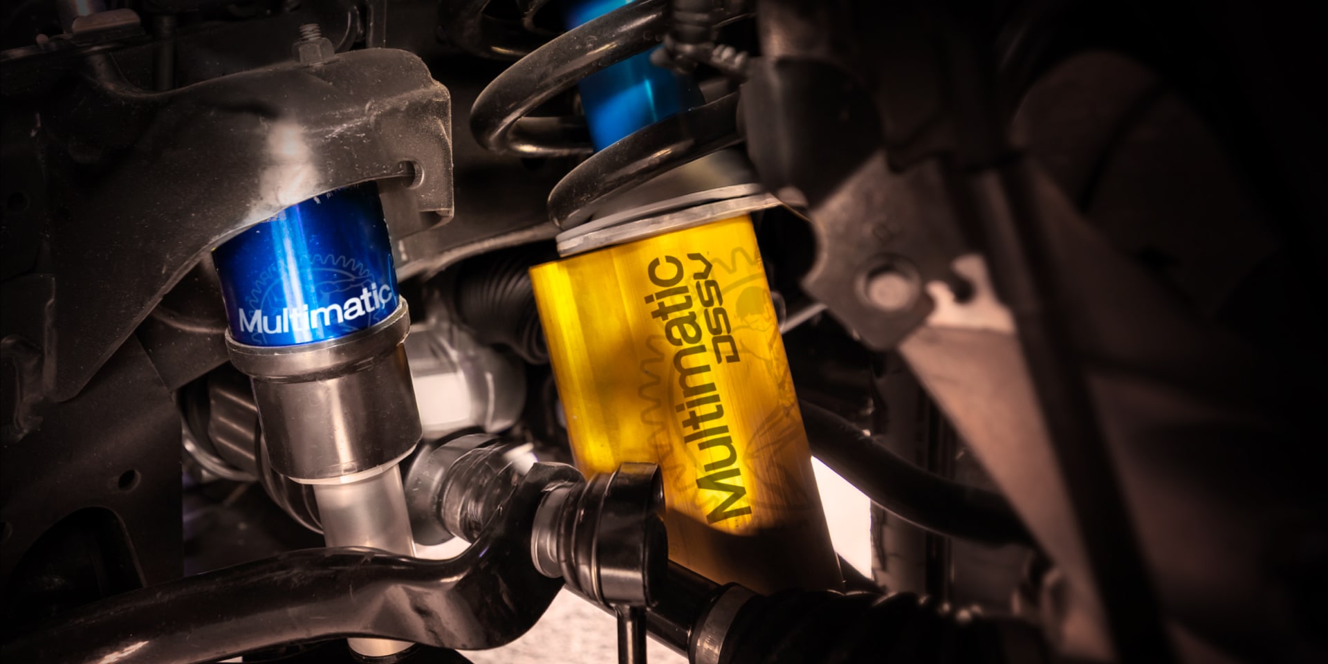 Gros plan sur un amortisseur jaune Multimatic DSSV de la suspension du GMC Sierra 1500