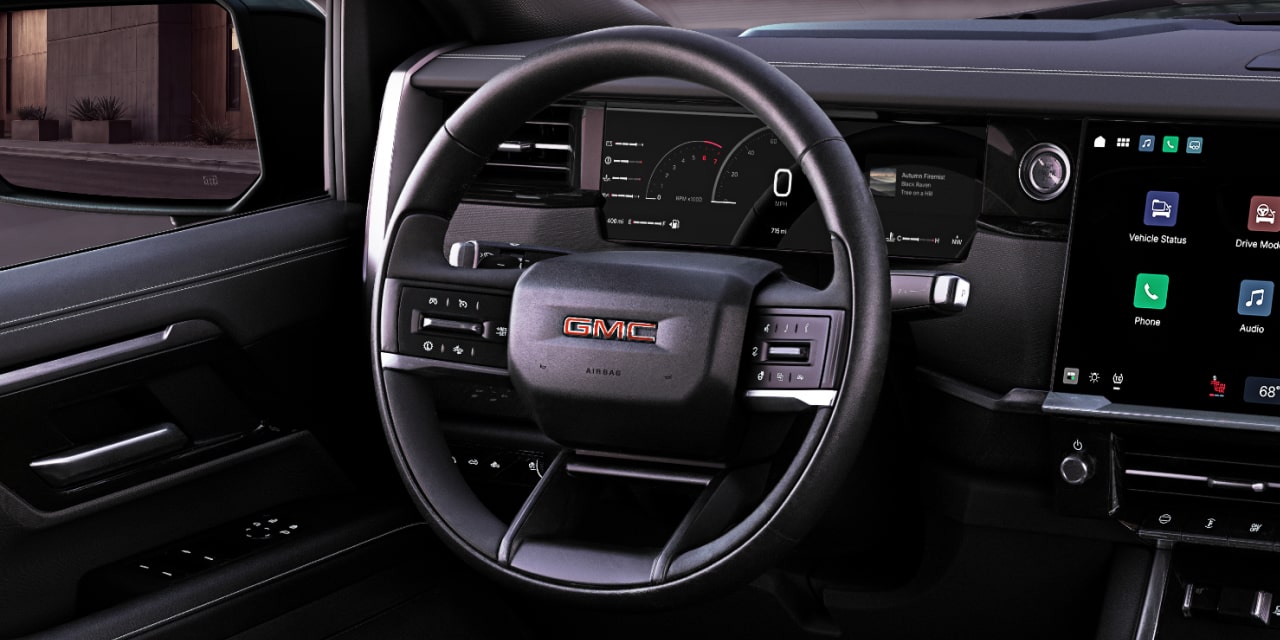 Gros plan sur le volant et l’écran numérique d’information du conducteur du GMC Sierra 1500