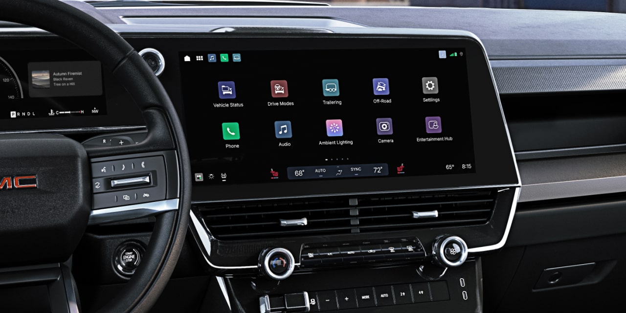 Gros plan sur l’écran d’infodivertissement du GMC Sierra 1500 affichant des icônes d’applications