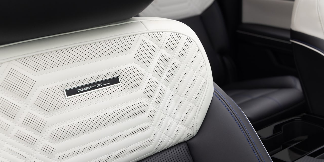Gros plan sur l’appuie-tête en cuir blanc d’un GMC Sierra 1500 Denali avec surpiqûres géométriques