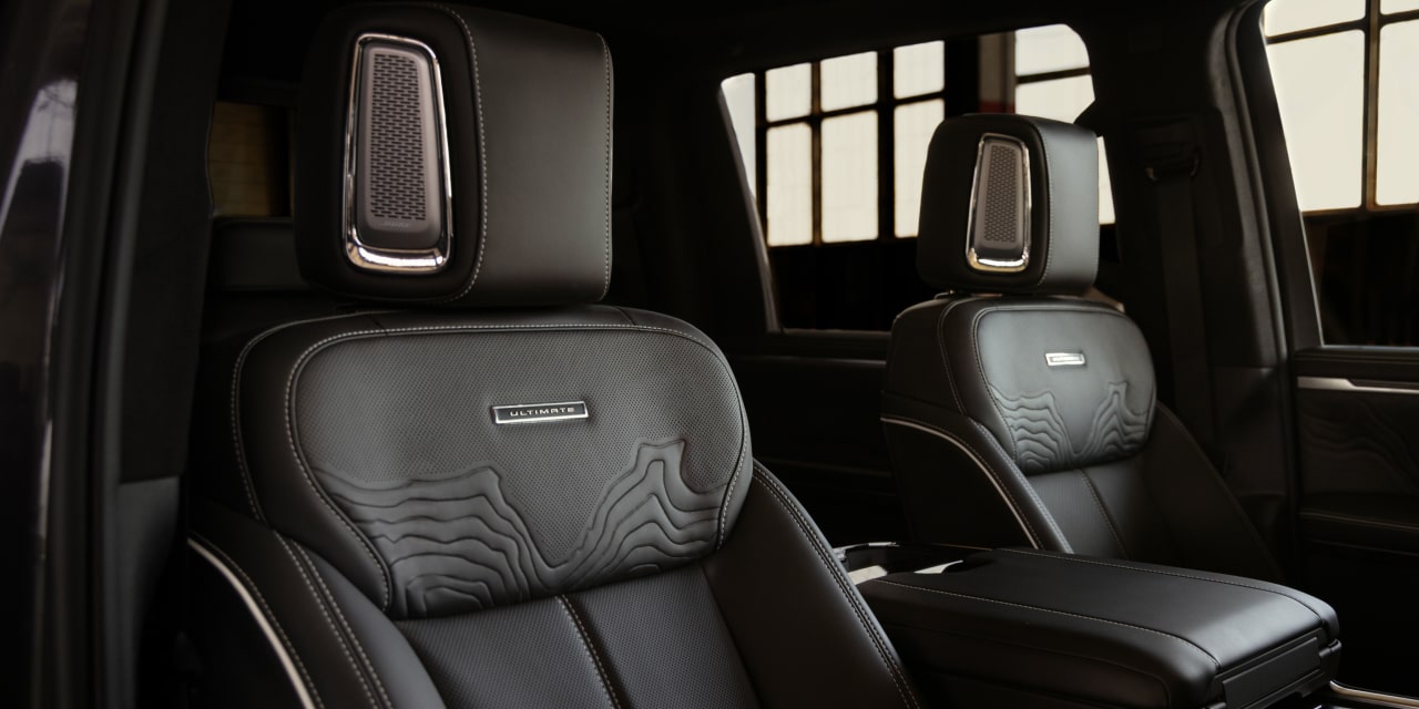 Siège du passager avant du GMC Sierra 1500 2027, version Ultimate, avec surpiqûres à motif topographique