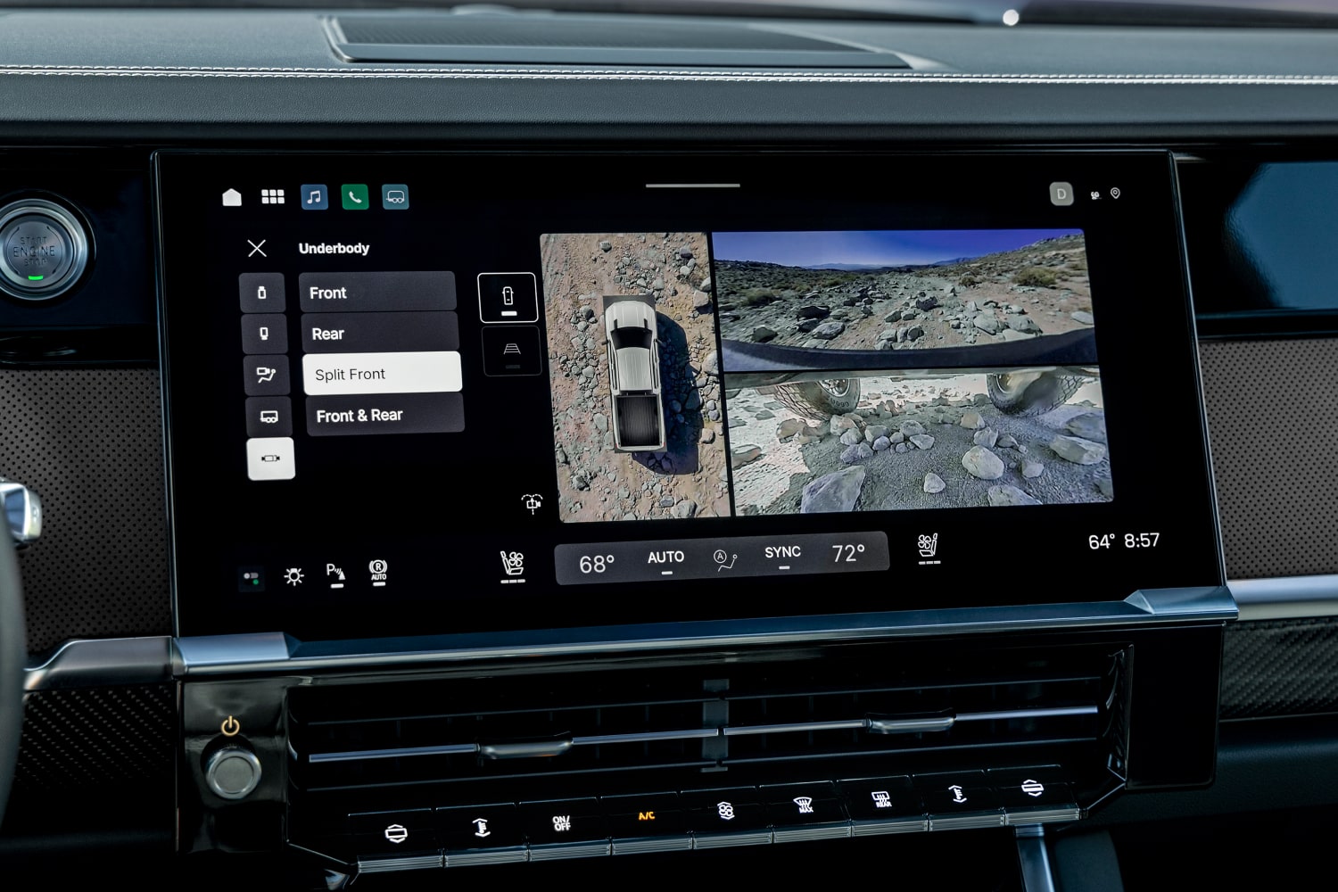 Écran d’infodivertissement du GMC Sierra 1500 montrant plusieurs vues de caméra du camion et d’un terrain rocheux