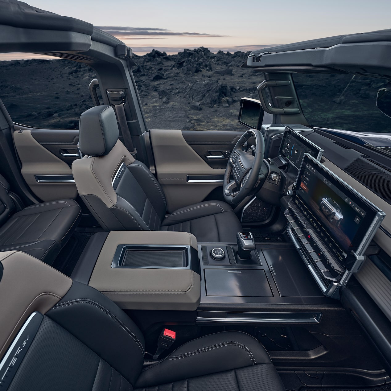 Le volant et l’écran du système d’infodivertissement du camion électrique GMC HUMMER EV 2026.