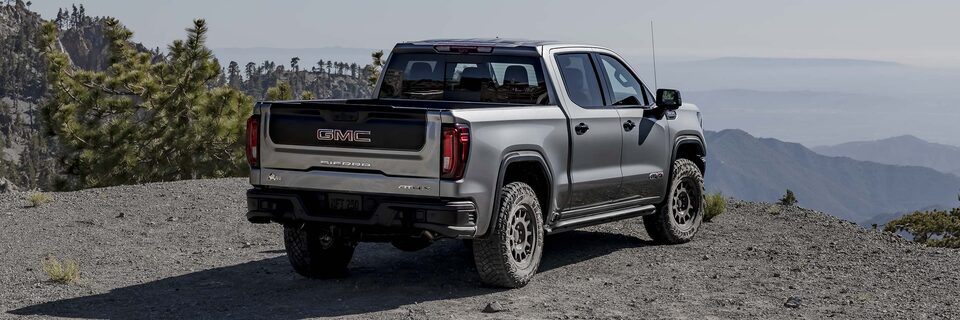 Le GMC Sierra 1500 AT4 2024 au sommet d’une montagne.