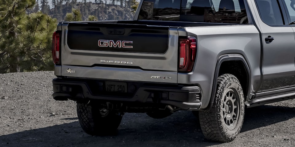 Stationnez-vous en toute confiance avec l’aide au stationnement avant et arrière du GMC Sierra 1500 AT4 2024.