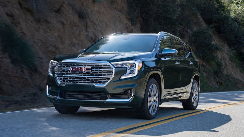 GMC Terrain Denali 2022 en conduite sur route.