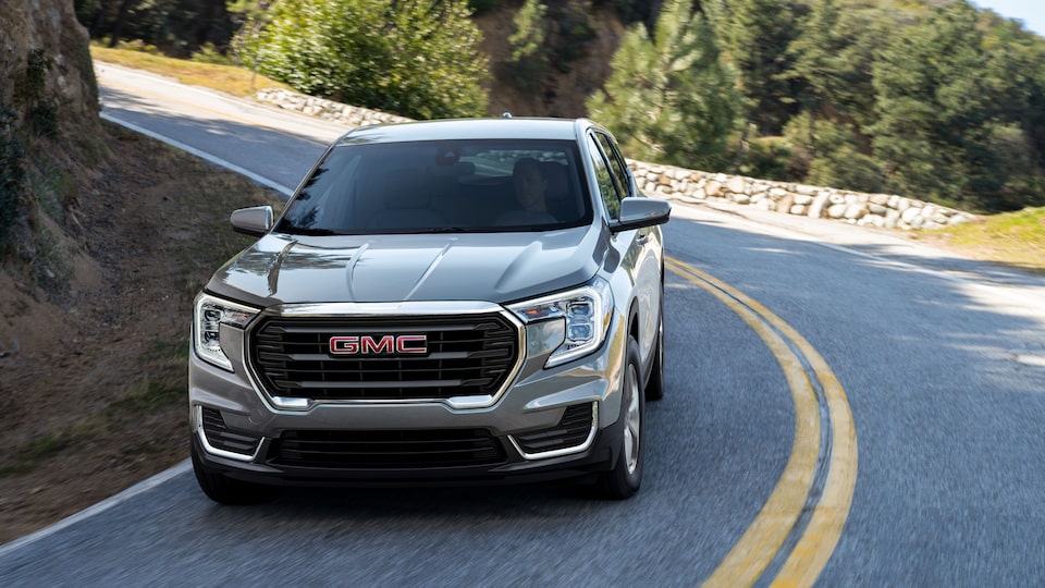 GMC Terrain SLE 2022 : conduite sur route.