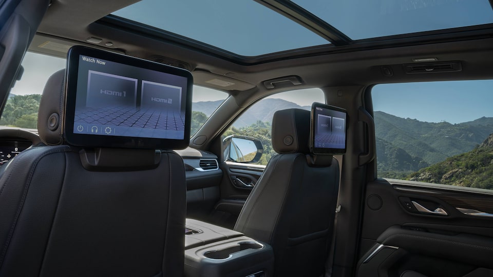 Système multimédia à deux écrans tactiles aux sièges arrière du GMC Yukon Denali 2023.