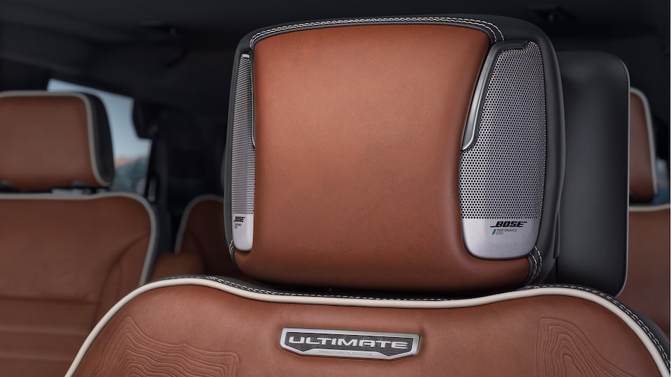 Emblème métallique Denali Ultimate exclusif sur les sièges avant du GMC Yukon Denali Ultimate 2023.