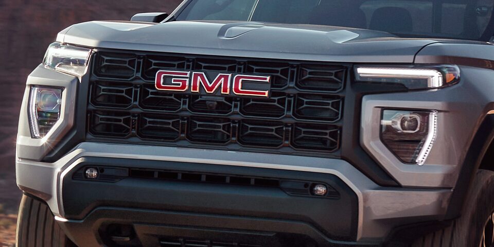 Close-up of the 2025 GMC Canyon's Grille and LED Lighting