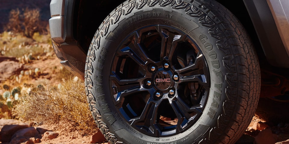 Vue rapprochée des roues fabriquées avec précision du GMC Canyon 2025.