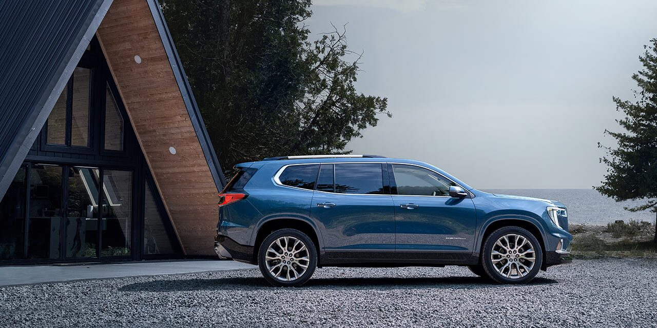 Profile View of the 2026 GMC Acadia Mid-Size SUV