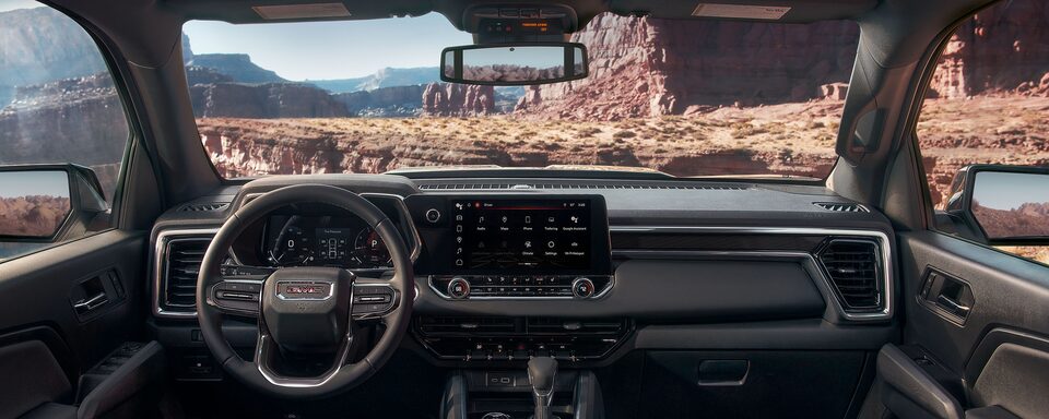 Habitacle côté conducteur du GMC Canyon Élévation 2024.